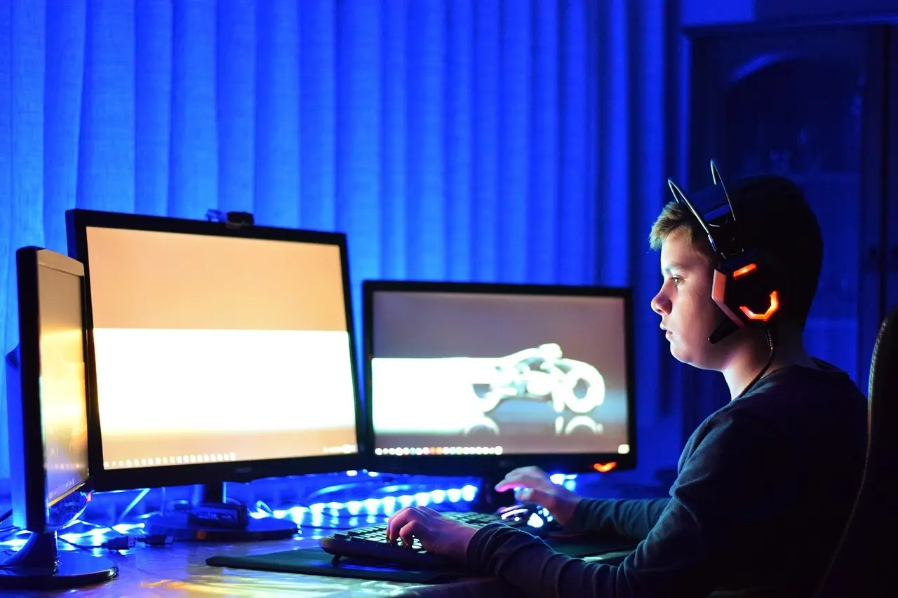 Esport setup med gamer og flere skærme