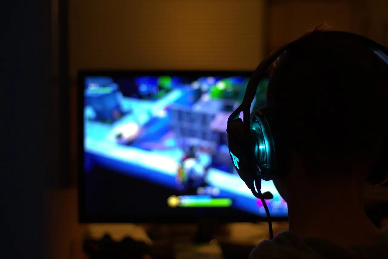 Gamer foran skærm